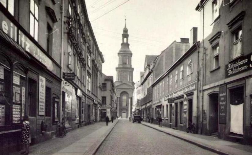 Ulica świdnicka prowadząca od rynku, do kościoła ewnagelickiego