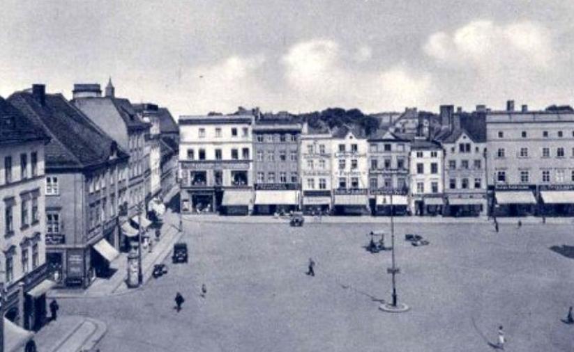 Plac dzierżoniowskiego rynku ze spacerującymi mieszkańcami, widok z góry