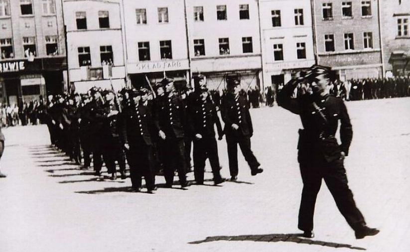 Pochód mężczyzn w mundurach w trakcie obchdów święta państwowego