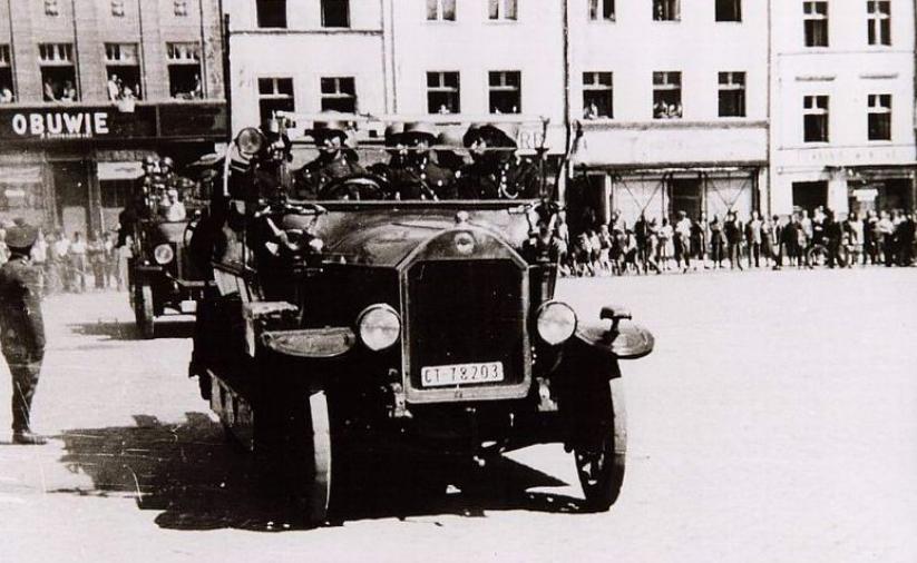 Dzierżoniowski rynek, na pierszym planie samochód ciżarowy z żołnierzami