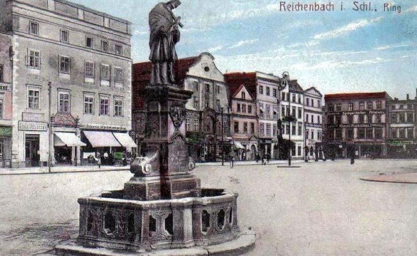 Pomnik Św. Jana Nepomucena w dzierżoniowskim rynku
