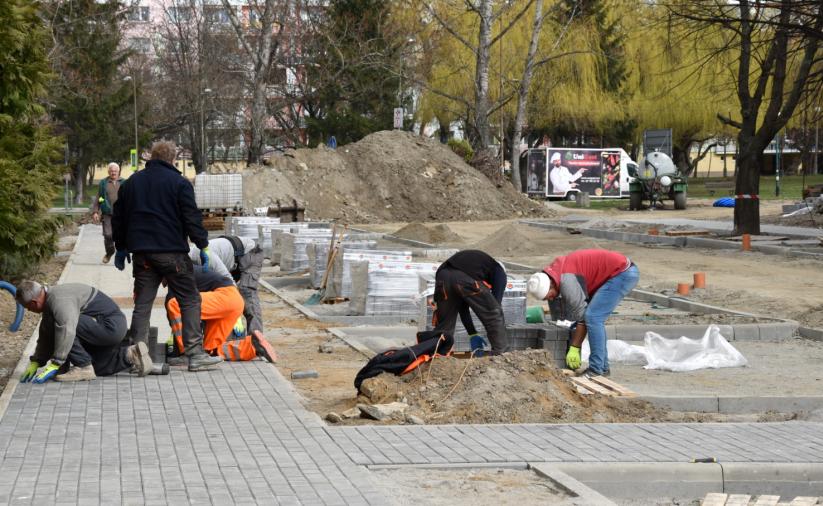 Wykładanie chodnika kostka betonową 