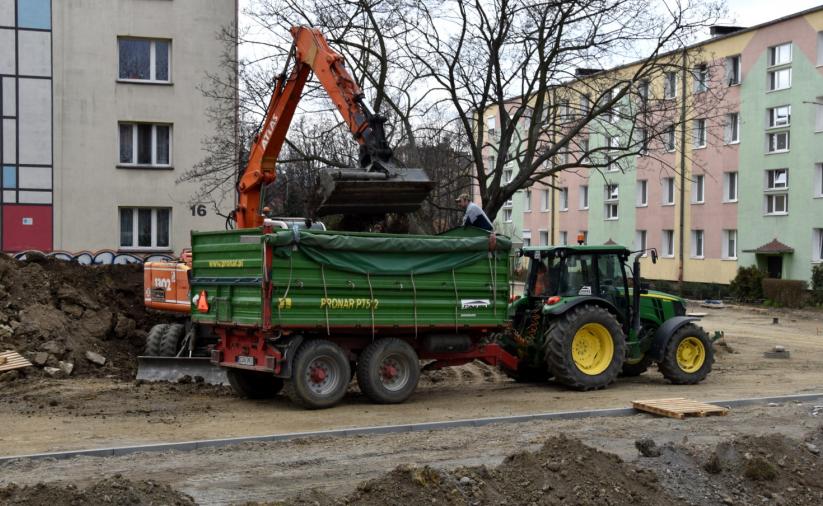 Koparka ładująca ziemię 