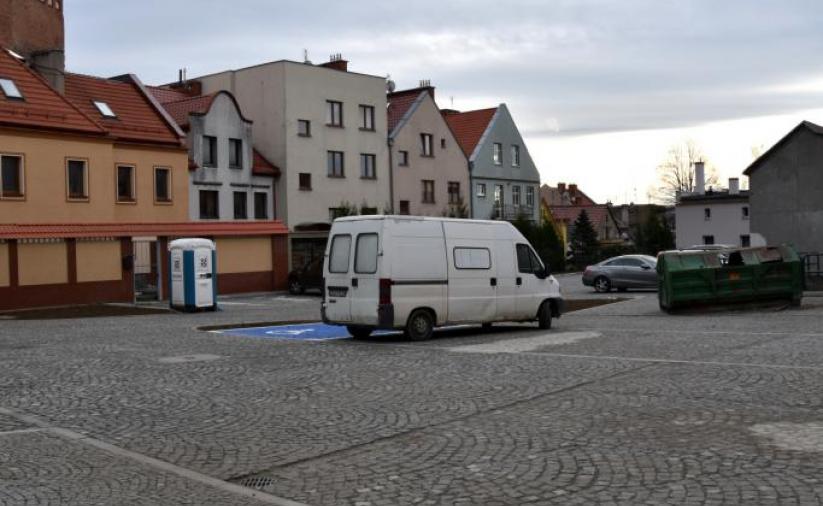 Miejwsca do parkowania, na środku auto dostawcze