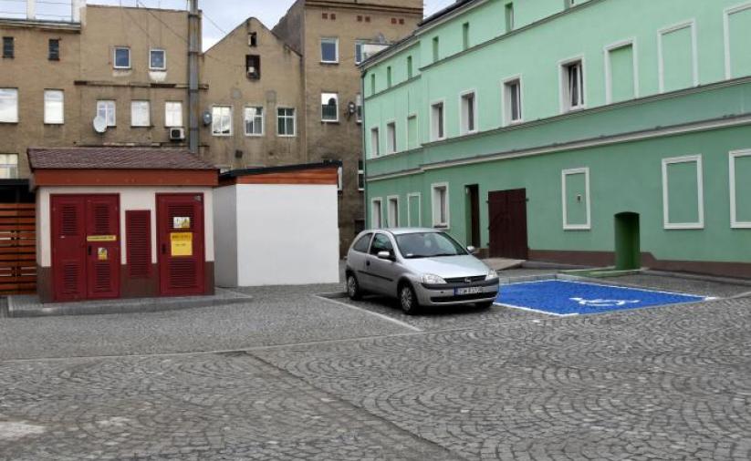 Miejsca do segregowania odpadów i miejsce parknigowe dla osób z niepełnosprawnościami