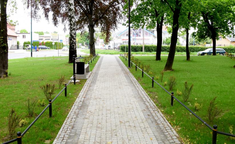 Widok na skwer i alejkę pieszą
