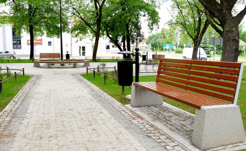 Odnowiona alejka, w tle ul. Strzelnicza