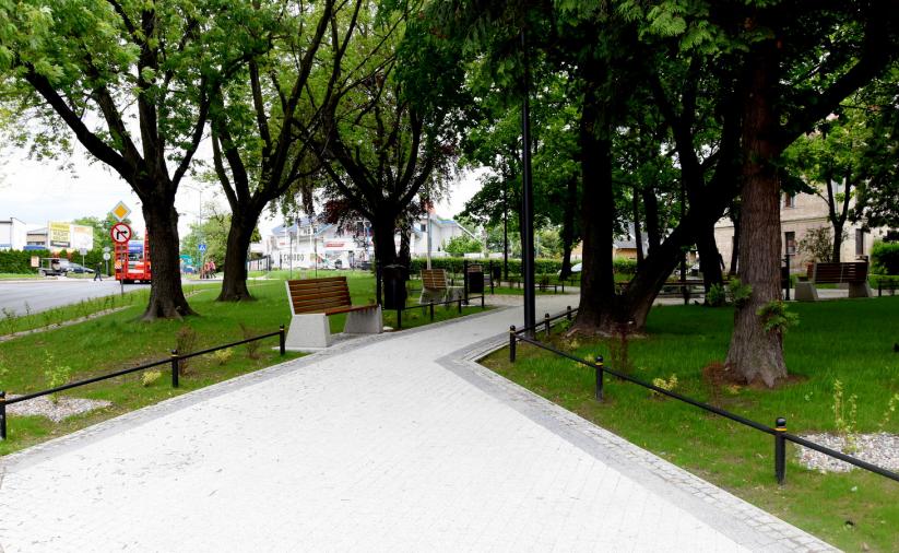 Wejście na skwer od strony ul. Strzelniczej