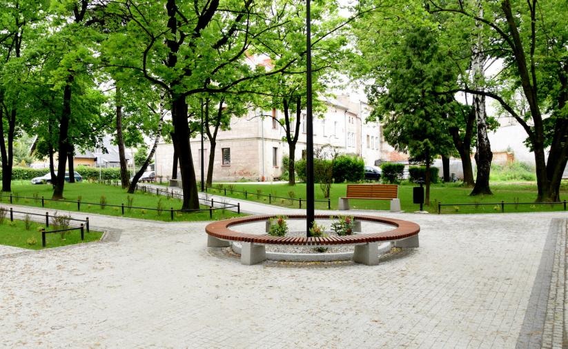 Okrągła ławka pośrodku skweru