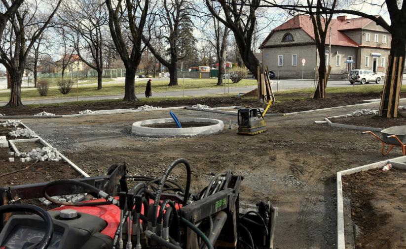 Prace ziemne na skwerze