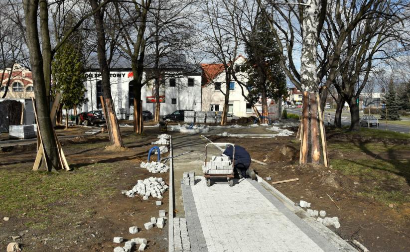 Pracownicy układający kostke kamienną