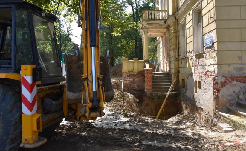 Koparka pracująca przy budynku