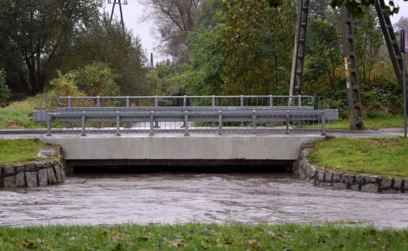 Woda sięgająca niemal wysokości mostu 