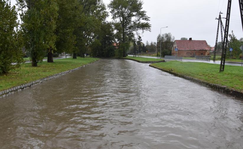 Wysoki poziom wody na wysokości ulicy Brzegowej i Nowowiejskiej