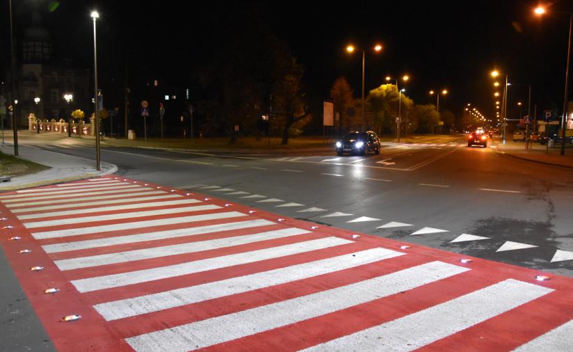 Aktywne przejście, widok nocą 