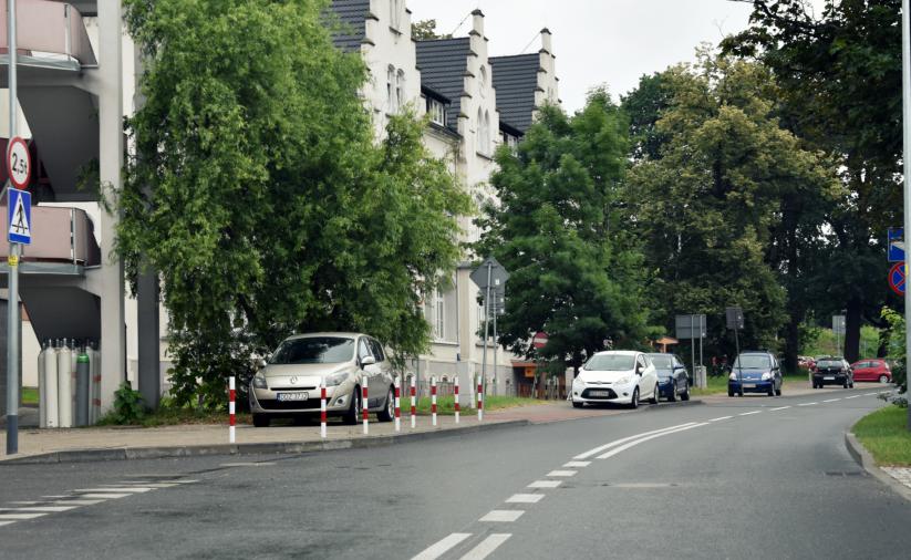 Ulica Cicha, po lewej stronie budynek szpitala