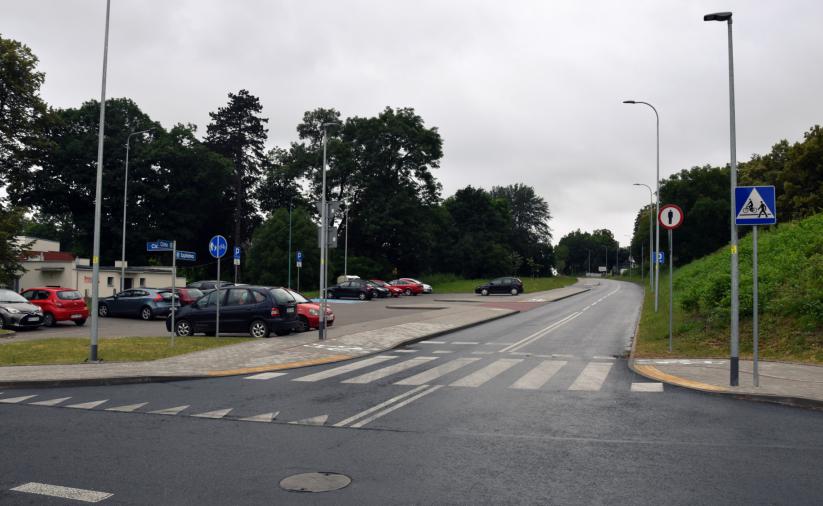 Skrzyżowanie Cichej i Szpitalnej, w tle parking