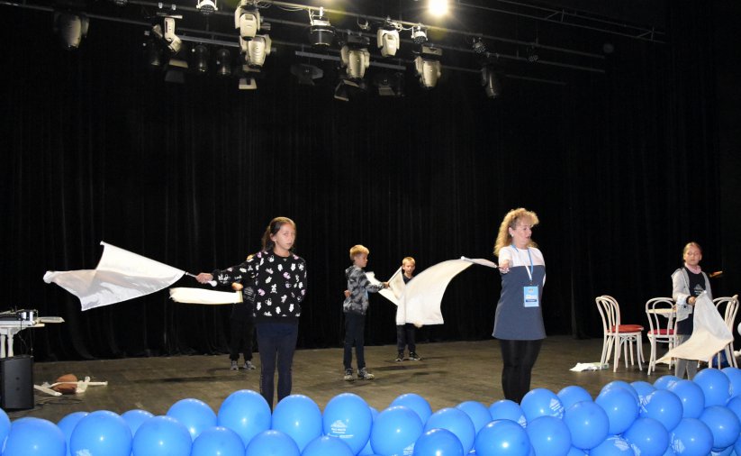 Grupa młodzieży na scenie Kinoteatru Zbyszek