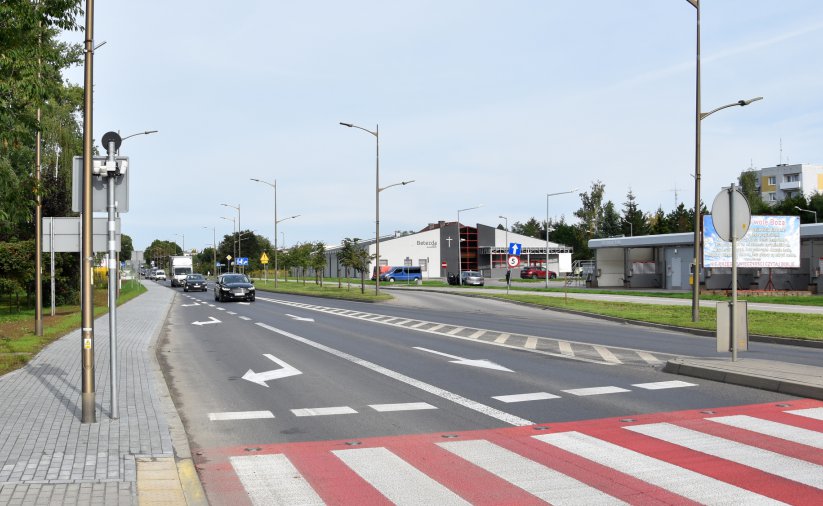 Baiło-czerwone przejscie dla pieszych, pusta droga