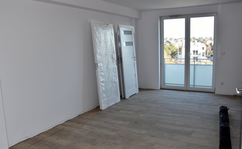 Biały pokój, drzwi przygotowane do montażu 
