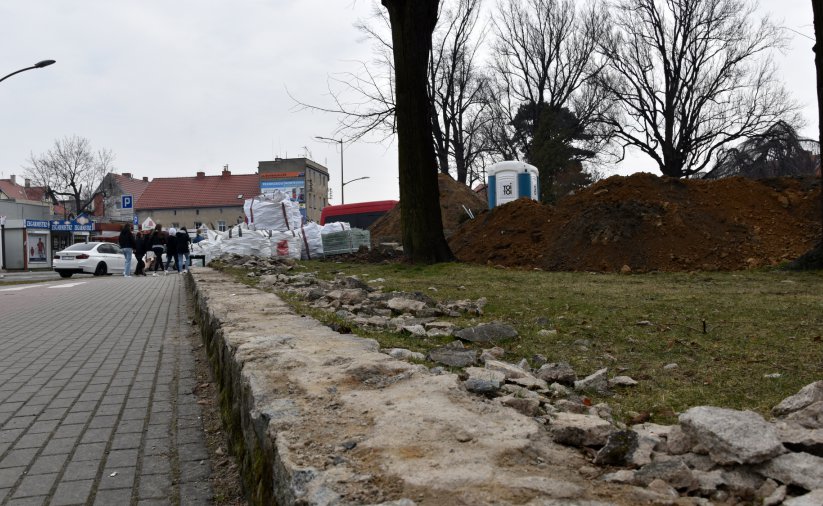 Częściowo rozebrany przy parku i chodniku 