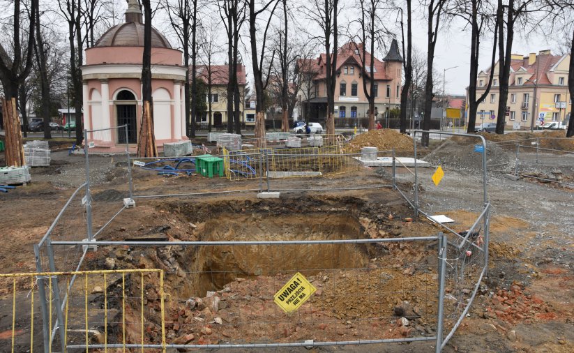 Wykopane doły są elementem powstającej fontanny