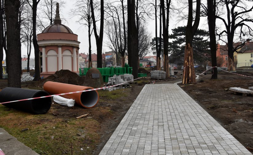 Chodnik w parku ułożony z kostki kamiennej