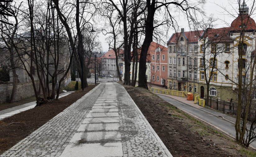 Detak na Wale Szwedzkim, w drugim planie zabytowe kamienice