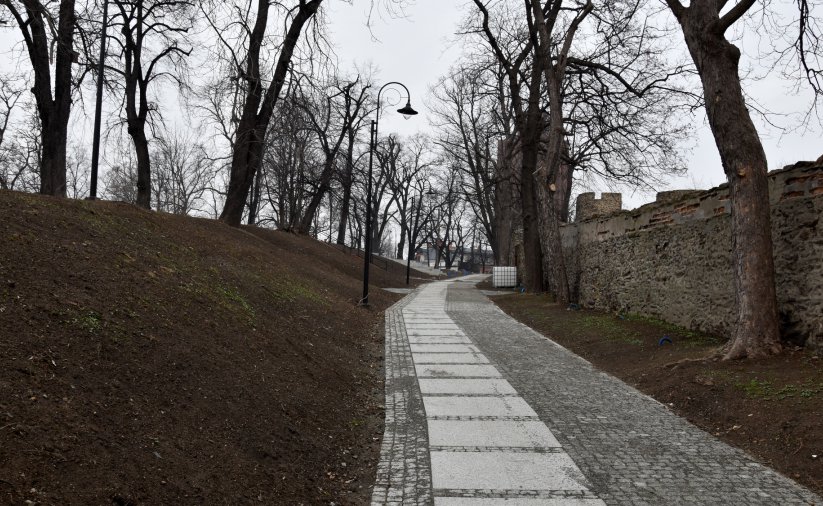 Mury obronne oraz chodnik z kostki kamiennej