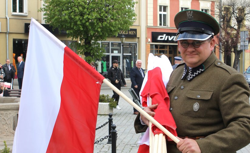 Rekonstruktorzy z SRH Szpica rozdają flagi w dzierzoniowskim Rynku