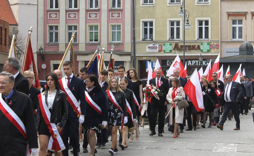 Pochod 3-majowy, ludzie z flagami Polski