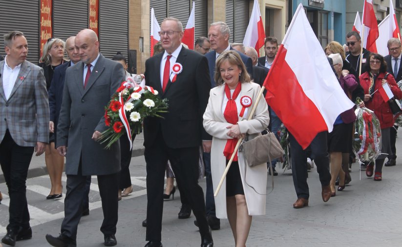 Pochod 3-majowy, ludzie z flagami Polski