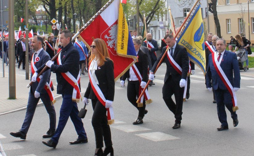 Pochod 3-majowy, ludzie z flagami Polski