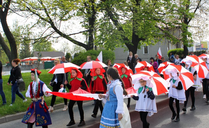 Pochod 3-majowy, ludzie z flagami Polski