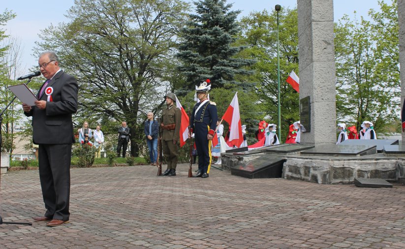 Przewodniczący rady przemawia przed Pomnikiem Pamięci Losów Ojczyzny