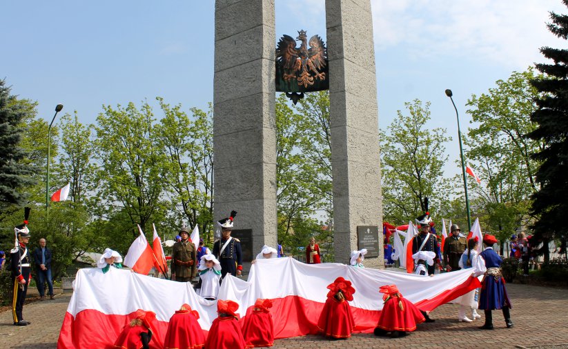 Program artystyczny, mażoretki z flagami Polski przed Pomnikiem Pamięci Losów Ojczyzny