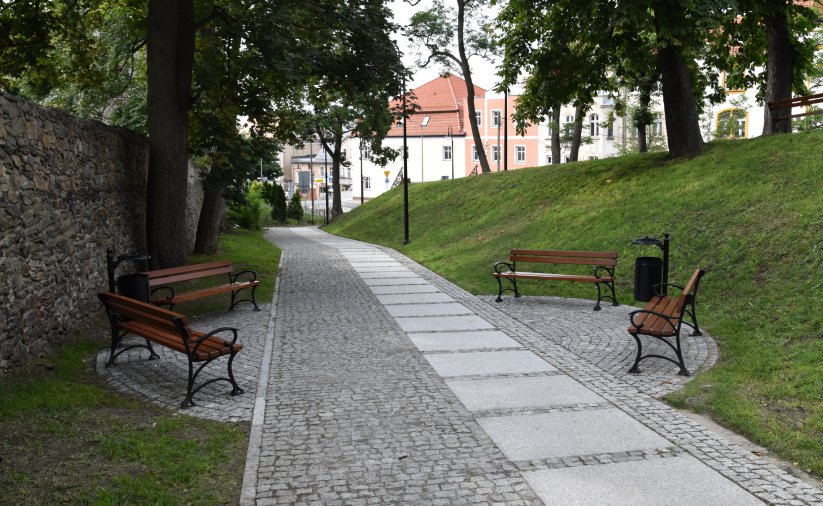 Przejście wzdłuż murów obronnych