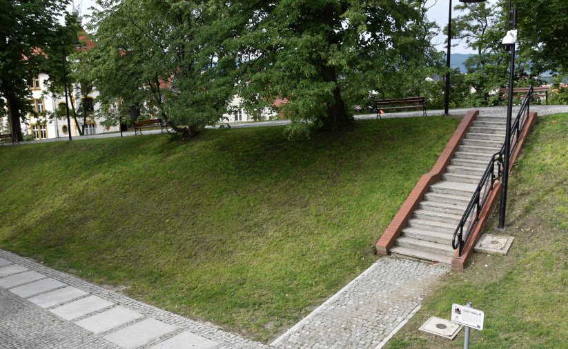 Dwi alejki w parku i łączące je schody