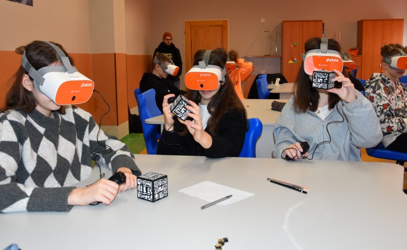 Lekcja szkolna z okularami VR