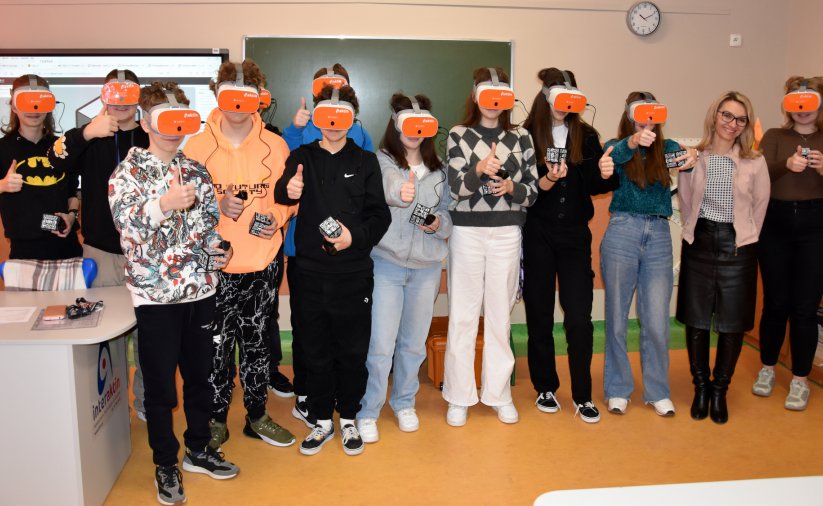 Grupowie zdjęcie uczniów w okularach VR