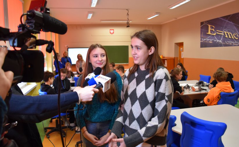 Dwie uczennice udzielają wywiadu do kamery