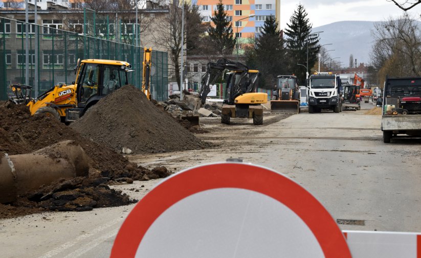 Droga zagrodzona znakiem Zakaz wjazdu