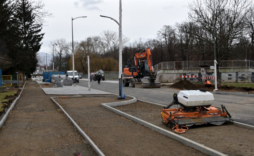 Ścieżka rowerowa i chodnik przed ułożeniem kostki i asfaltu