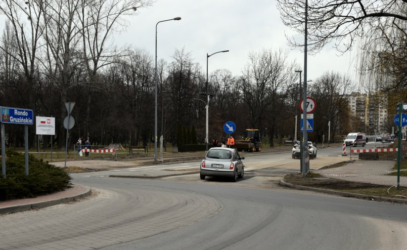 Samochód opuszczający rondo 