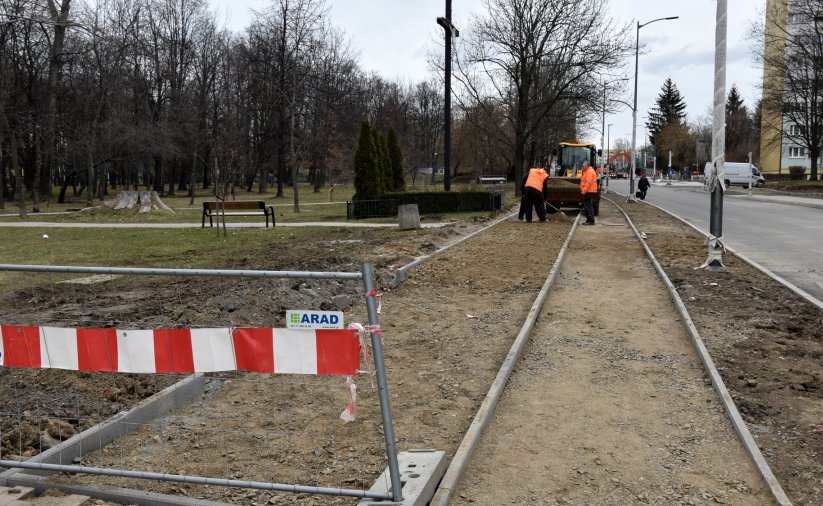 Barkierka uniemożliwiająca wejście na remontowany chodnik