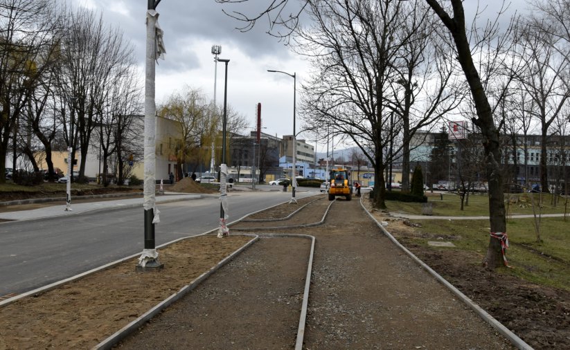 Widok drogi i wytyczonych chodników