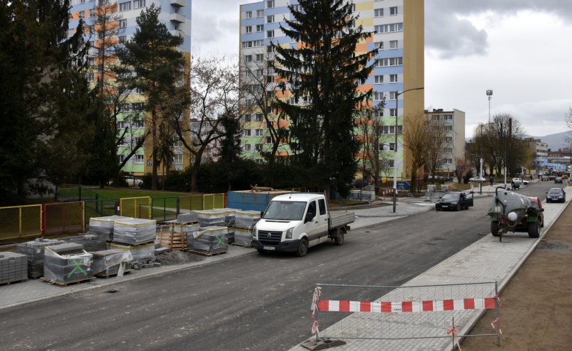 Widok na droge osiedlową z góry