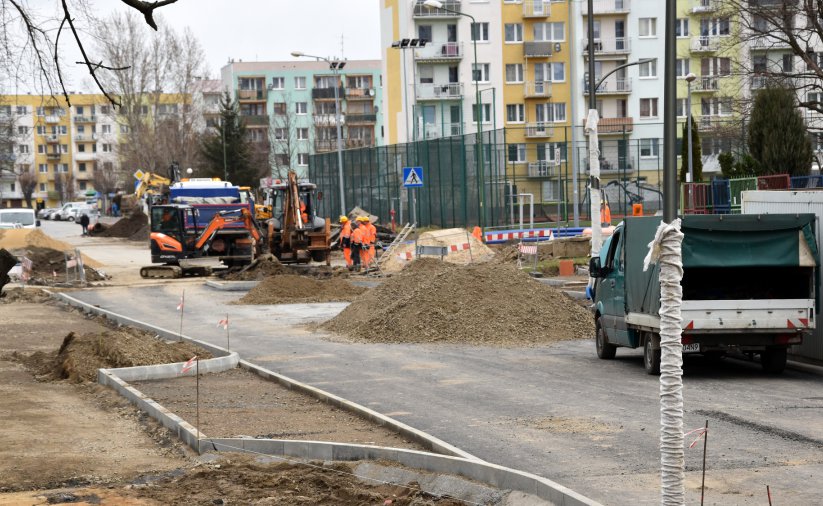 Maszyny budowalne pracujące na remontowanej drodze