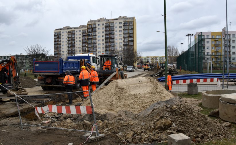 Rozkopana droga i chodniki w trakcie remontu