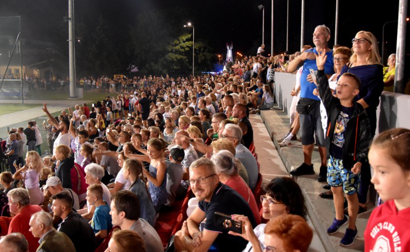 Kibice na stadionowej trybunie wypenionej do ostatniego miejsca